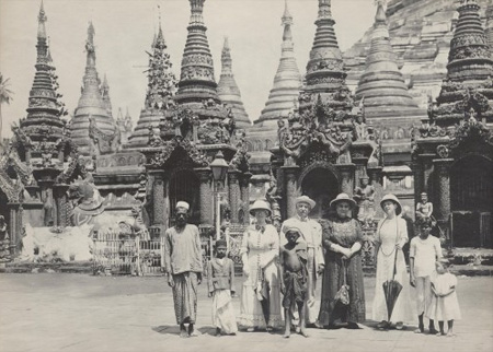 Foreigners visit Shwe Dagon Pagoda